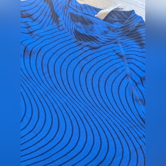 Athelta momentum Long Sleeve Shirt - Picture 3 of 5